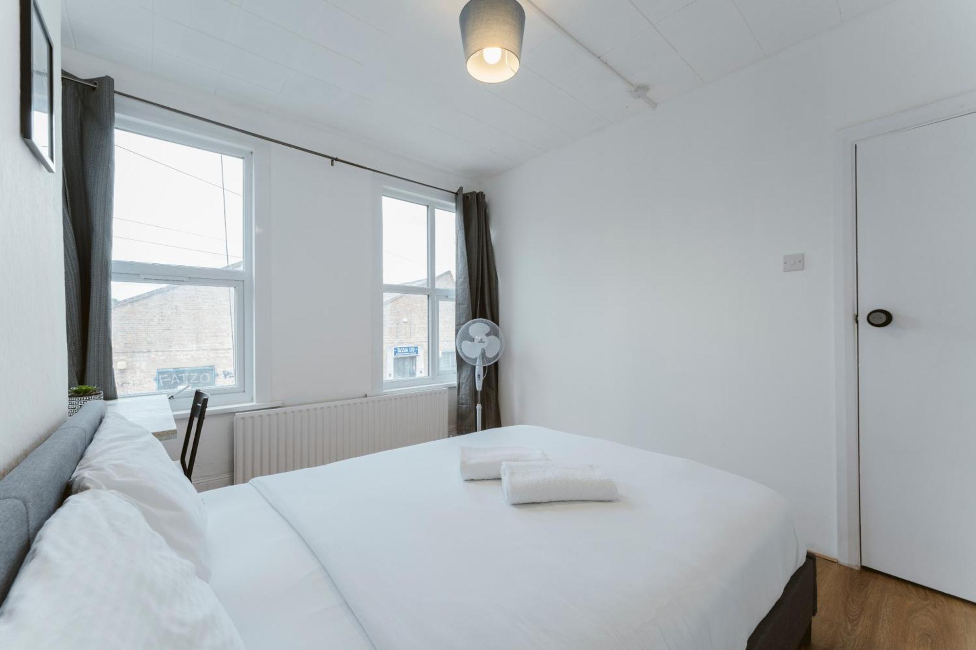 Manor House Great Rooms To Stay 런던 외부 사진